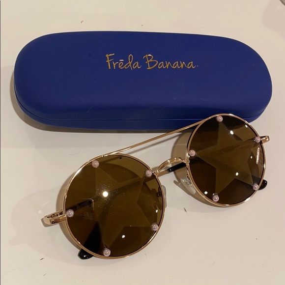Accessories - Freda Banana circle star pearl sunglasses